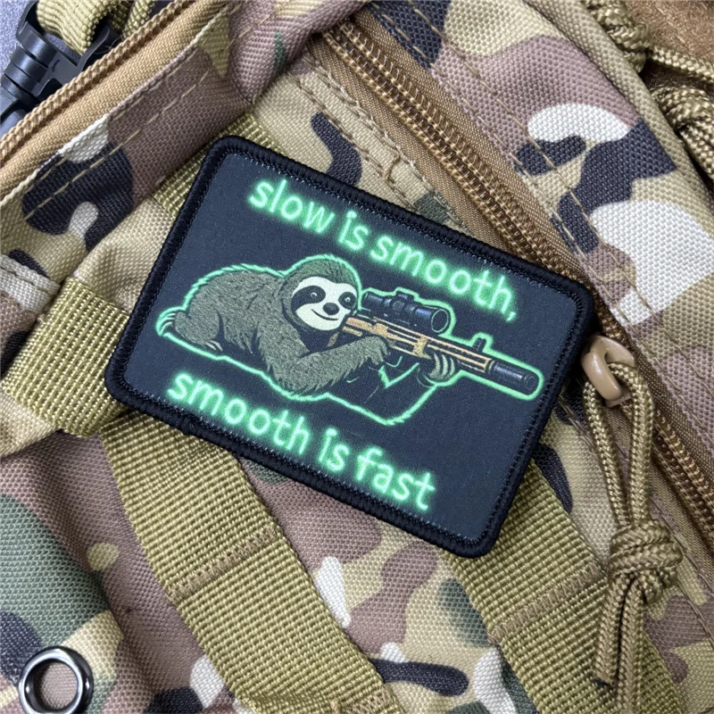 Parche táctico militar con lema bordado y velcro para mochila - imagen 3