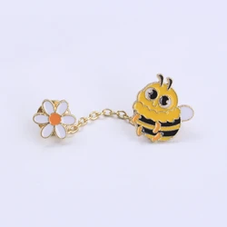 Bee & Daisy broche con cadena amarillo-negro – estilo primavera