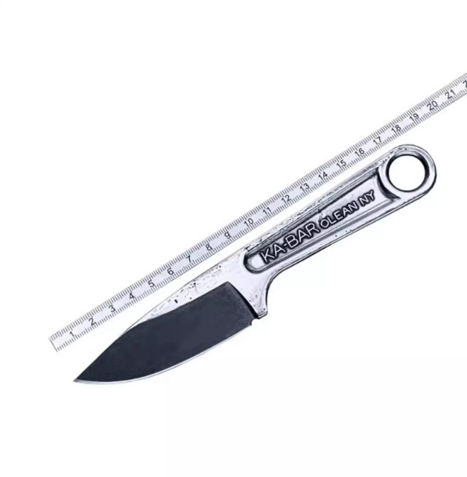 El cuchillo en posición vertical apoyado sobre superficie rugosa