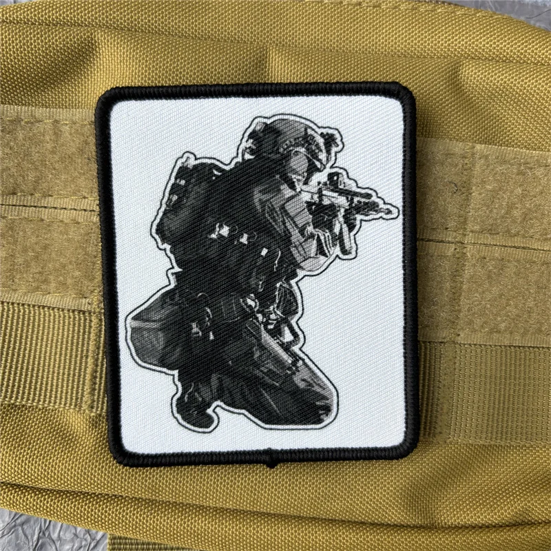 Parche táctico soldado con pistola – Velcro para mochila - imagen 5
