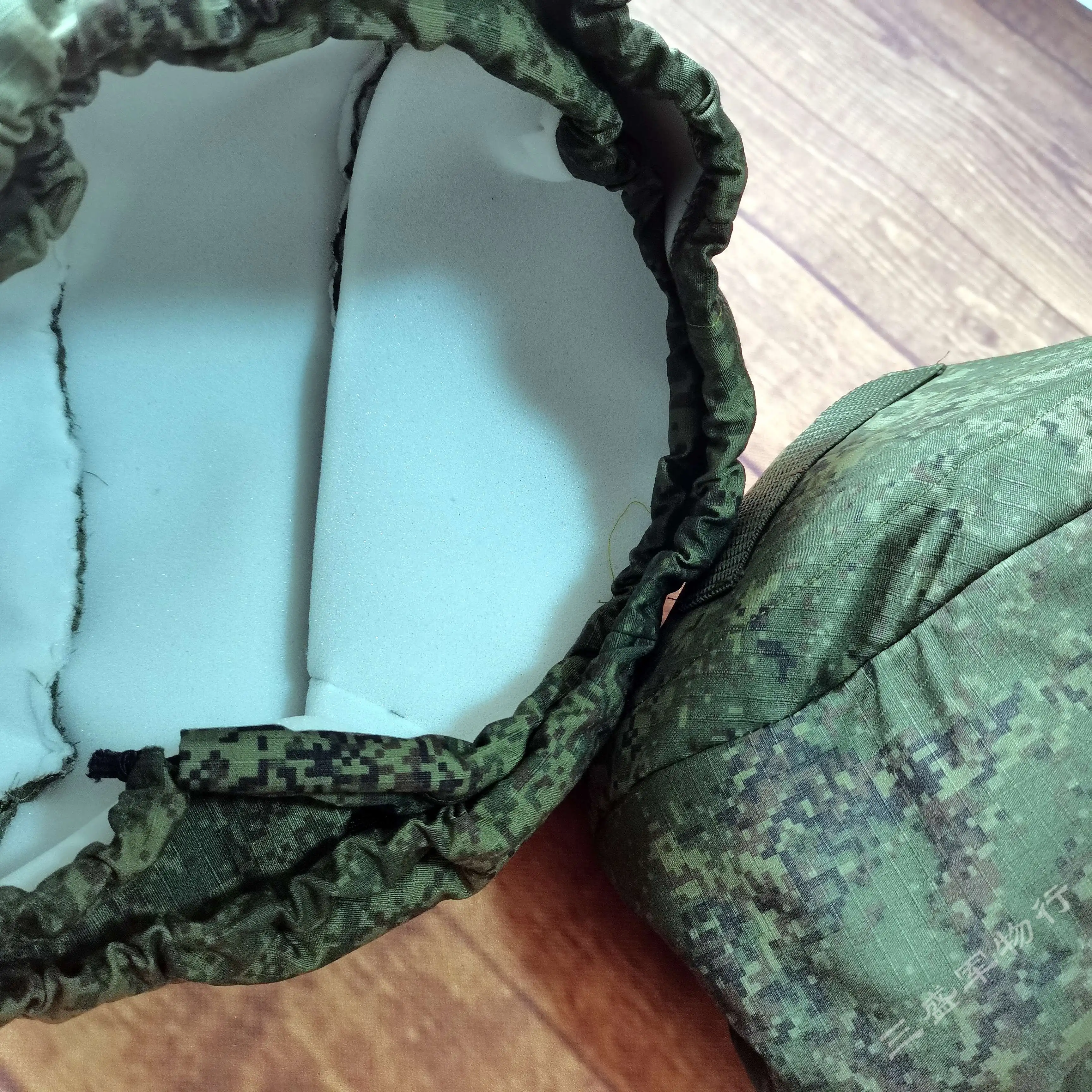 Casco Kolpak-20 camuflado con cubierta de tela verde