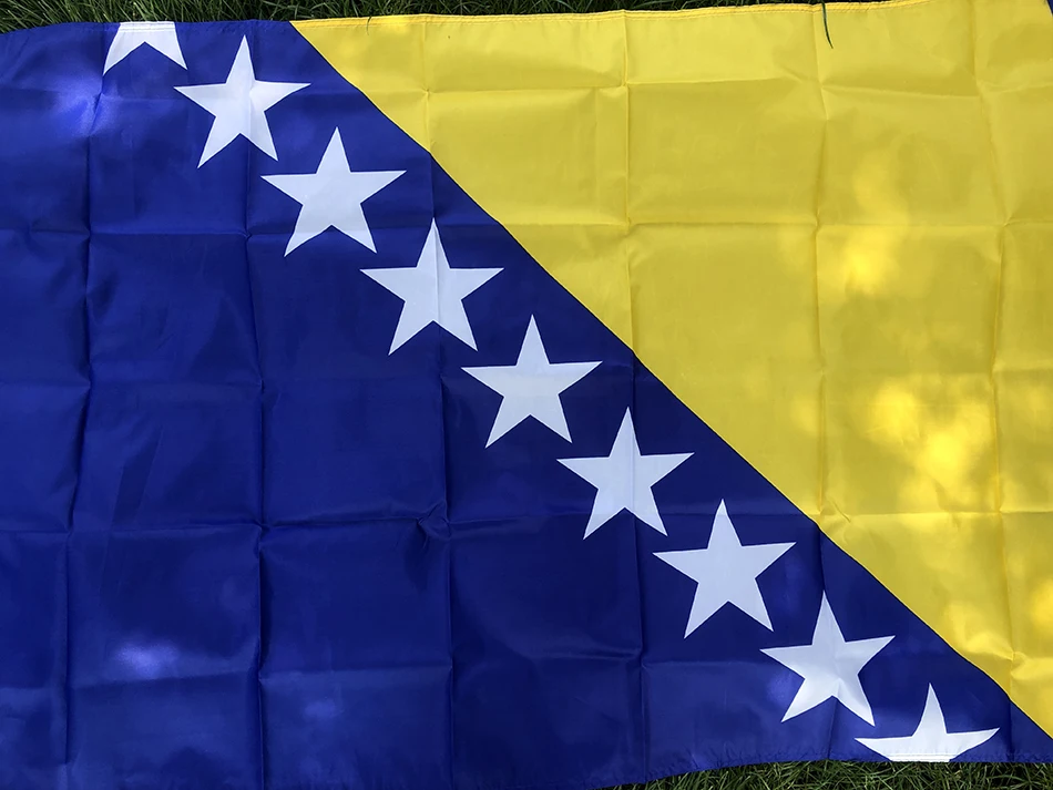 Bandera colocada en un mástil de jardín