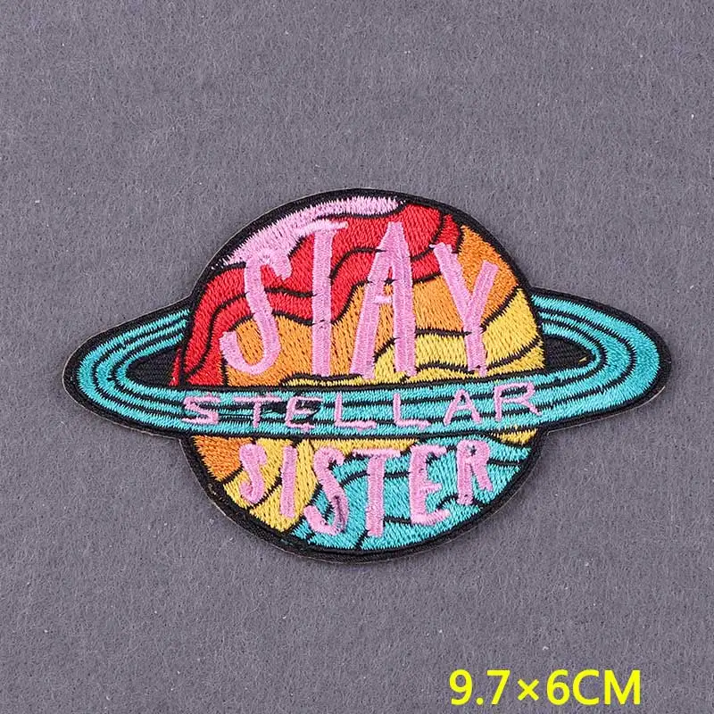 Detalle de rayas y diseño alien para aplicar con plancha