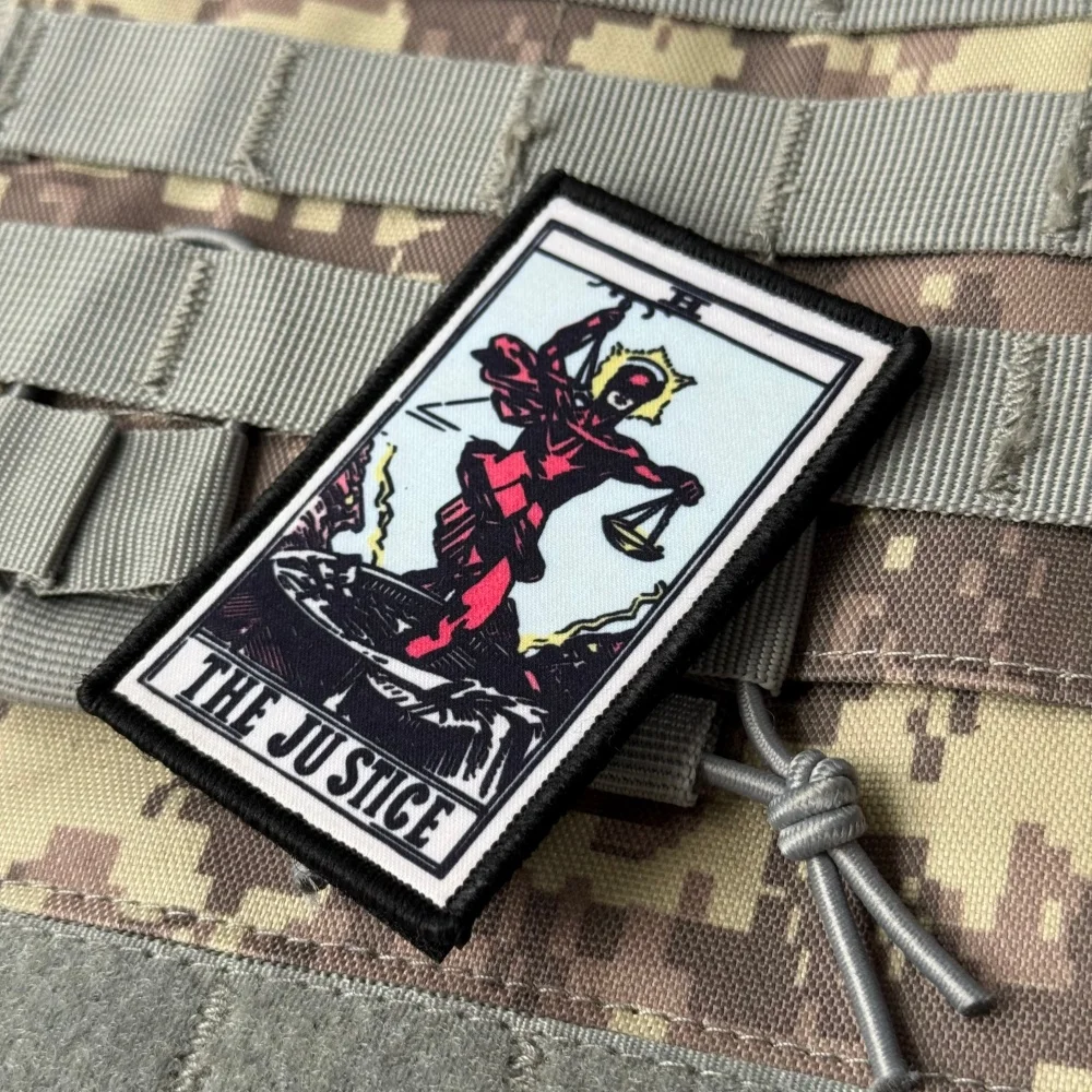 Parche de Tarot La Justicia con velcro para mochila militar - imagen 3