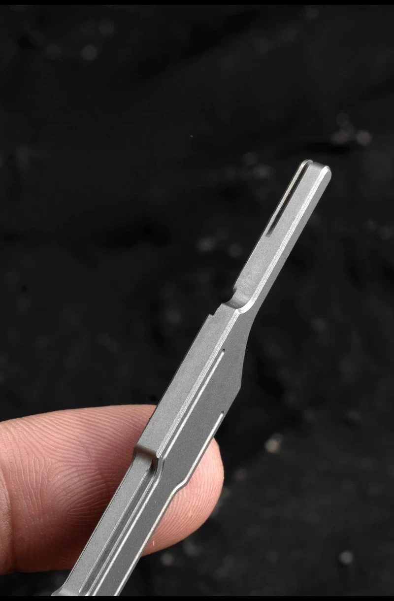 Hoja recta para cortes precisos en materiales finos