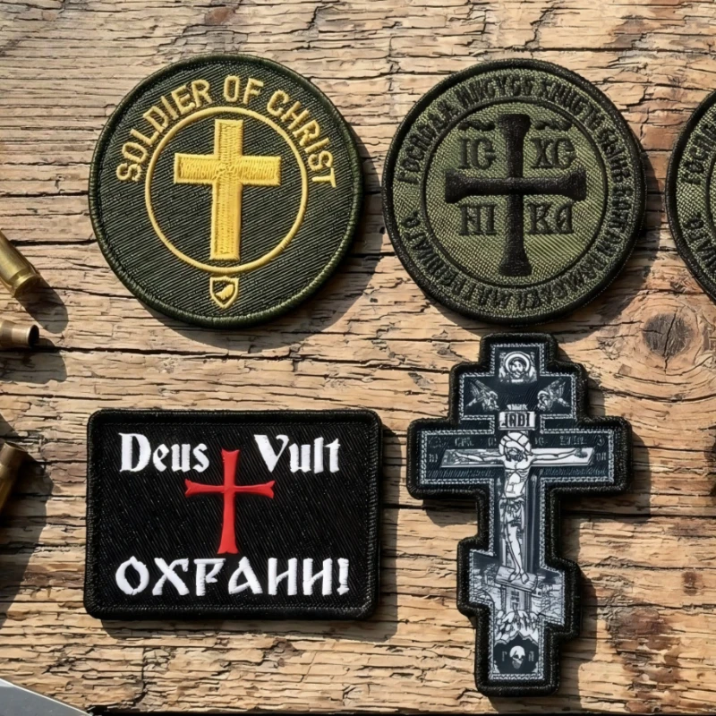 Detalle del bordado y la insignia religiosa