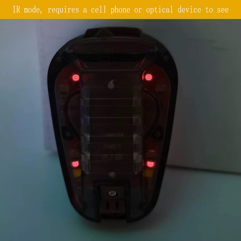 Detalle de la luz táctica en modo estroboscópico