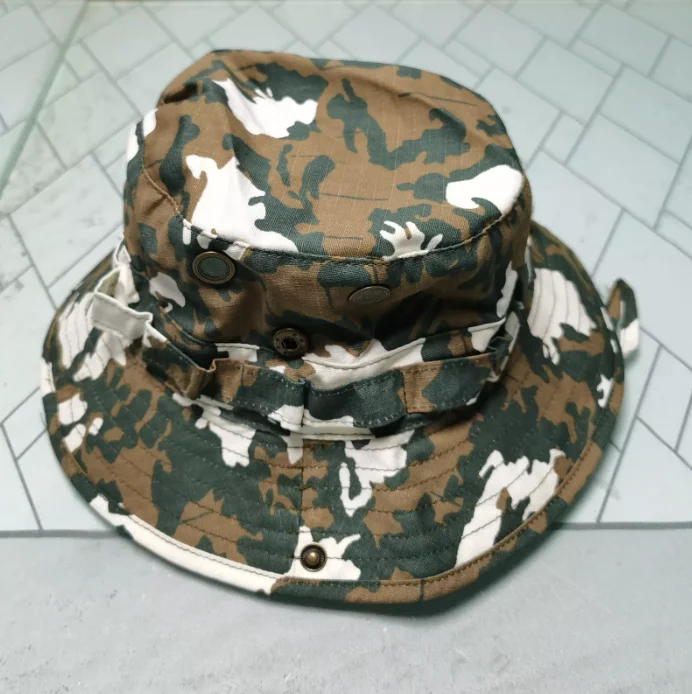 Sombrero de ala redonda estilo pescador en color camuflaje