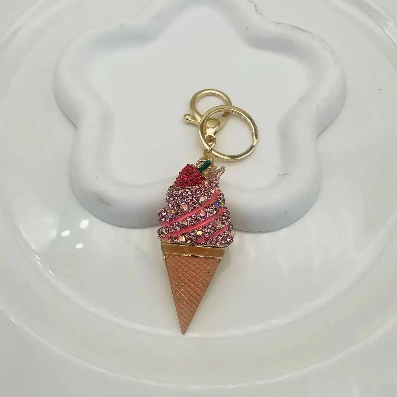 Llavero colgante fresa y helado con pedrería, diseño creativo