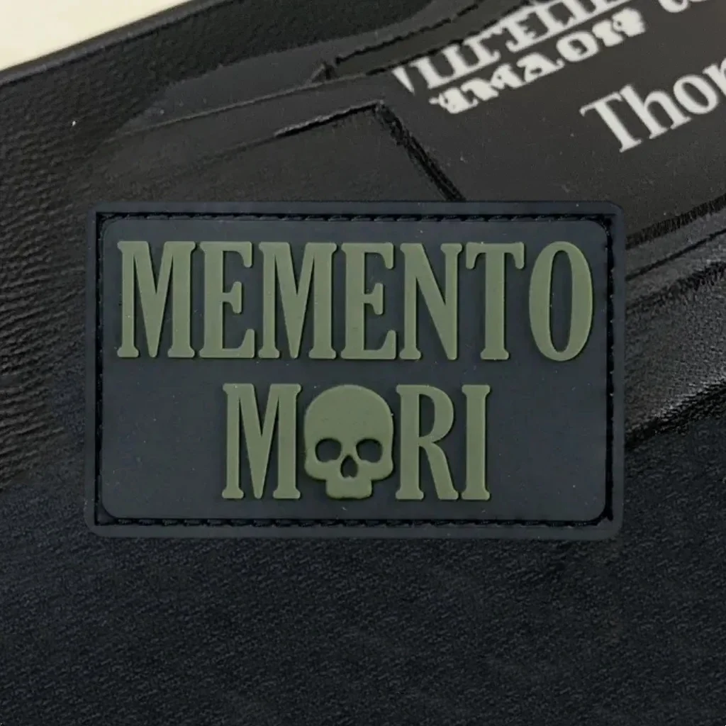 Memento Mori parche táctico luminoso PVC 3D con velcro para mochila - imagen 3