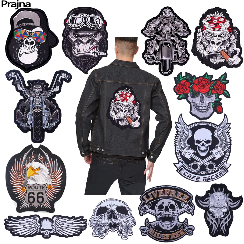 Parche bordado calavera punk negro sobre fondo oscuro
