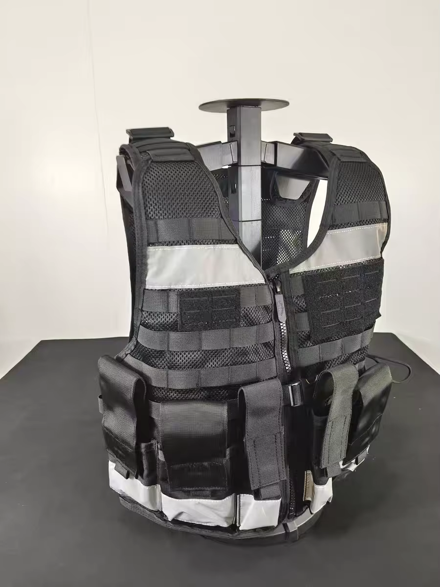 Chaleco táctico negro equipado con bolsillos portaaccesorios - imagen 3