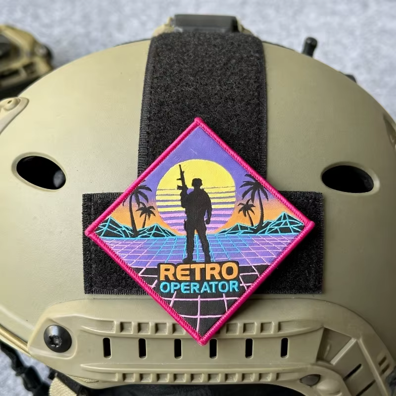 Parche táctico retro con acabado detallado