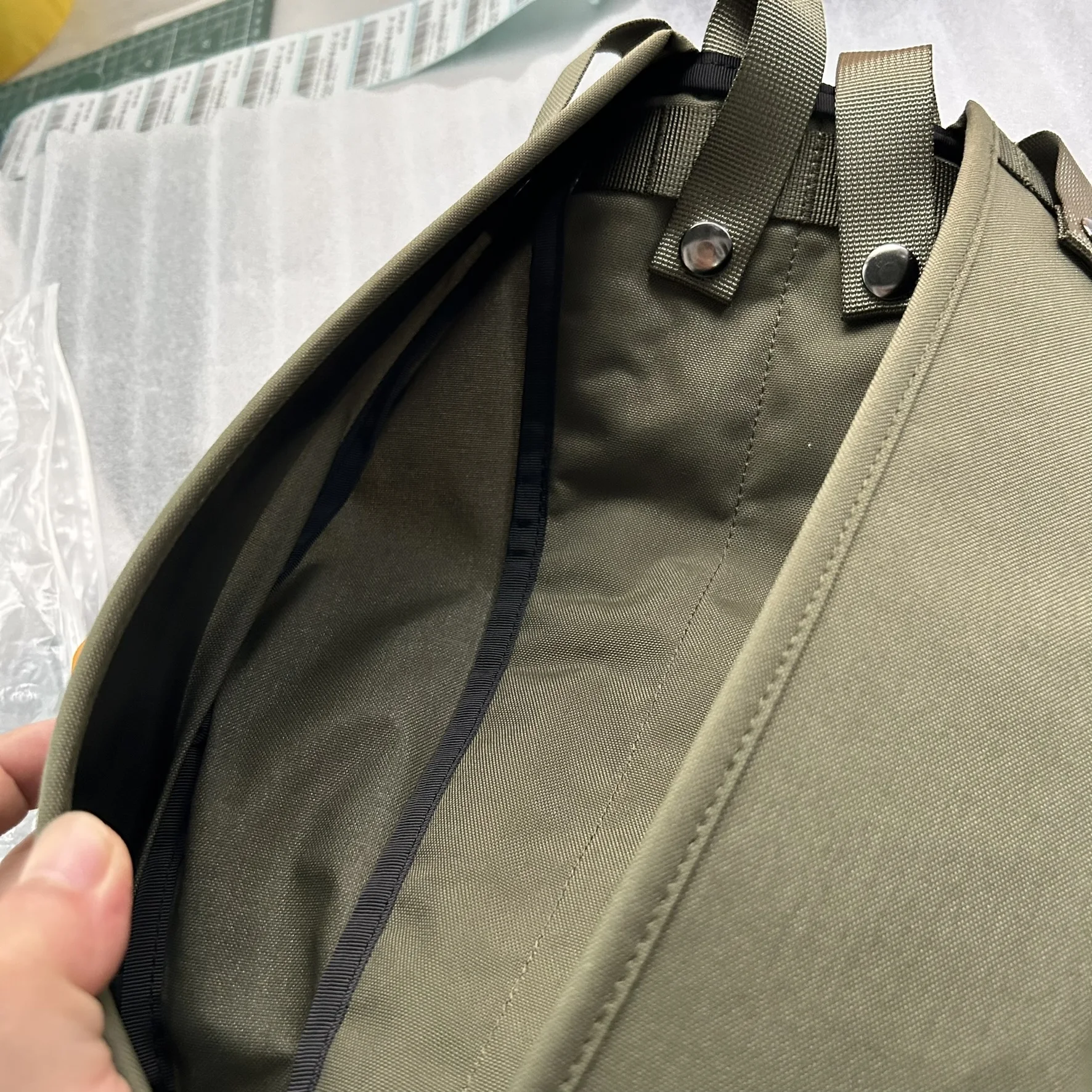Bolsa táctica de expansión tipo canguro para casco o abrigo - imagen 3