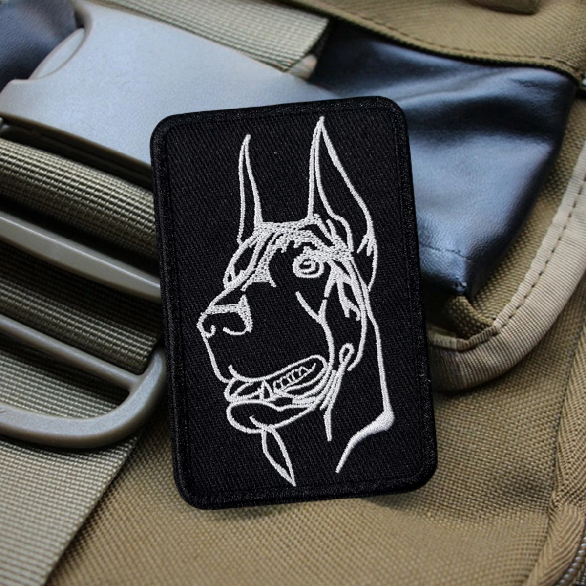 Parche Doberman Pinscher bordado táctico con velcro - imagen 2