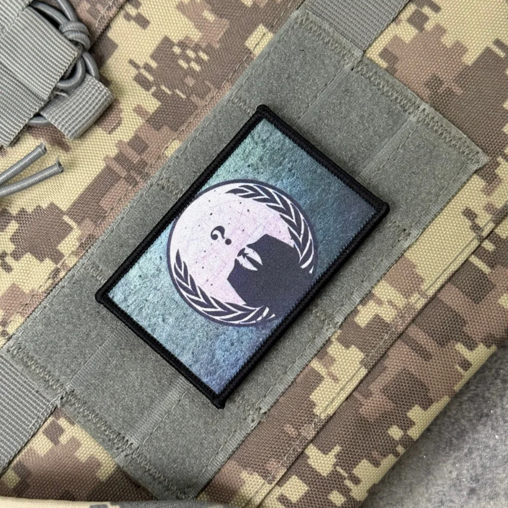 Parche táctico con velcro figura misteriosa impresa para mochila - imagen 4