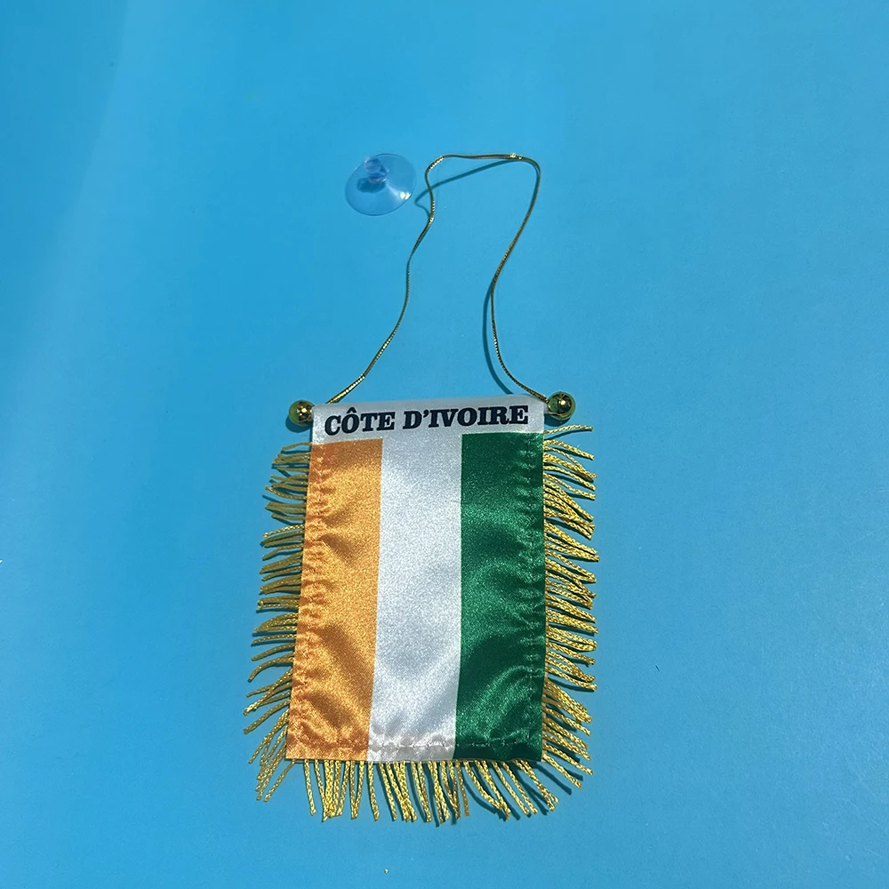 Bandera colgante SKY FLAG de Côte d'Ivoire sujeta en ventanilla de coche