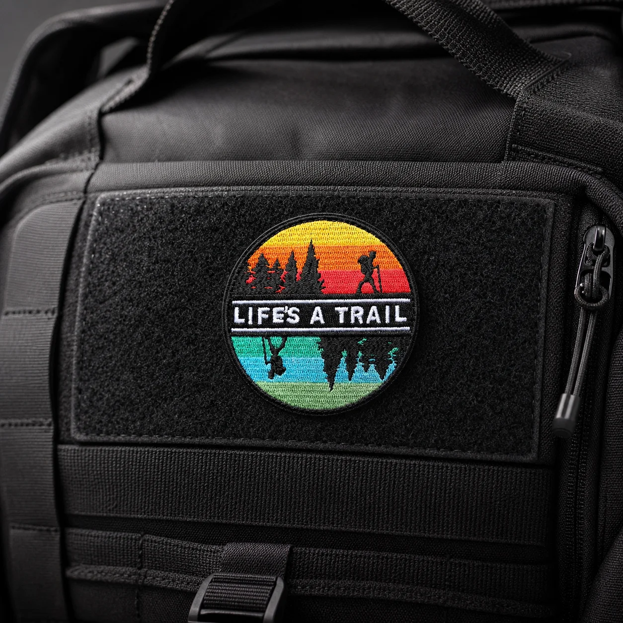 Parche bordado táctico LIFE'S A TRAIL – escalada paisaje mar estrellado - imagen 2