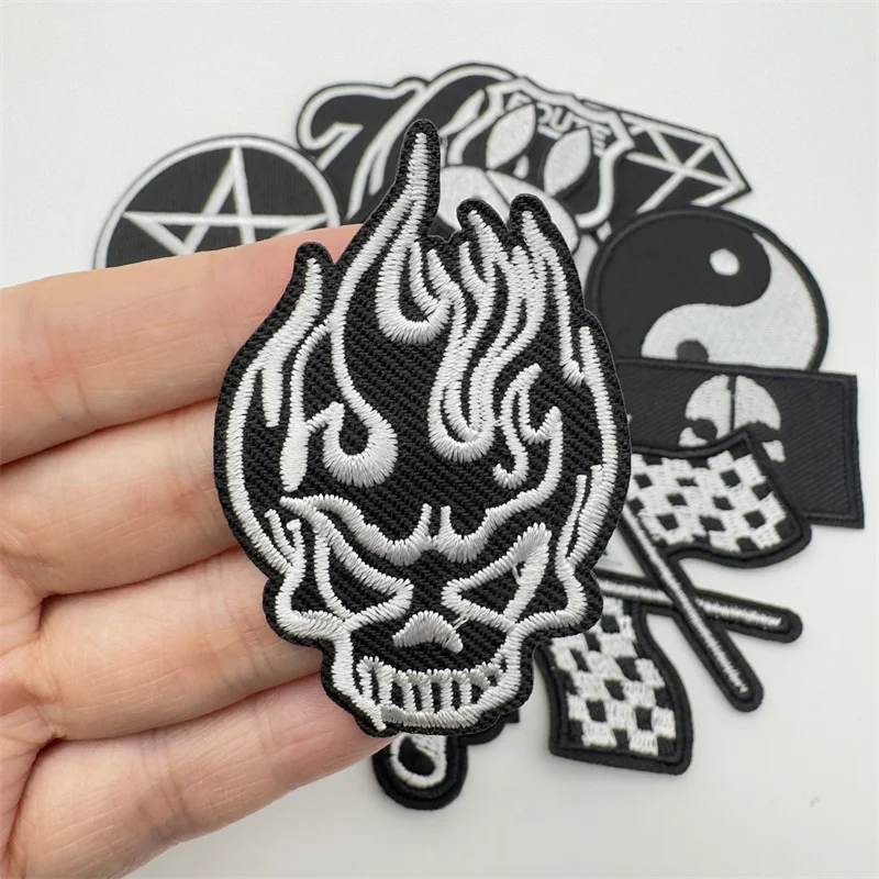 Parche punk con acabado bordado y estilo monocromo