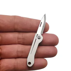 Navaja EDC compacta de titanio con llavero multiusos
