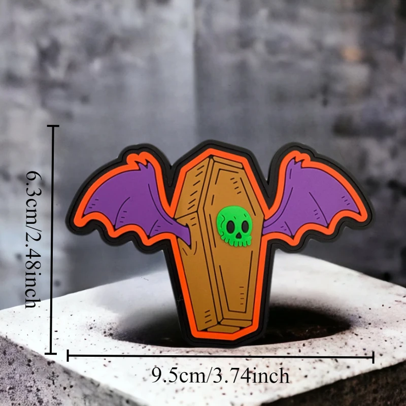 Parche táctico con diseño de calavera y murciélago con efecto luminescente en fondo oscuro