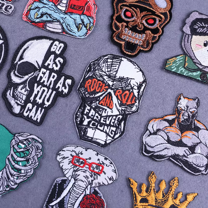 Parche bordado con diseño rockero sobre fondo rojo y detalles vibrantes