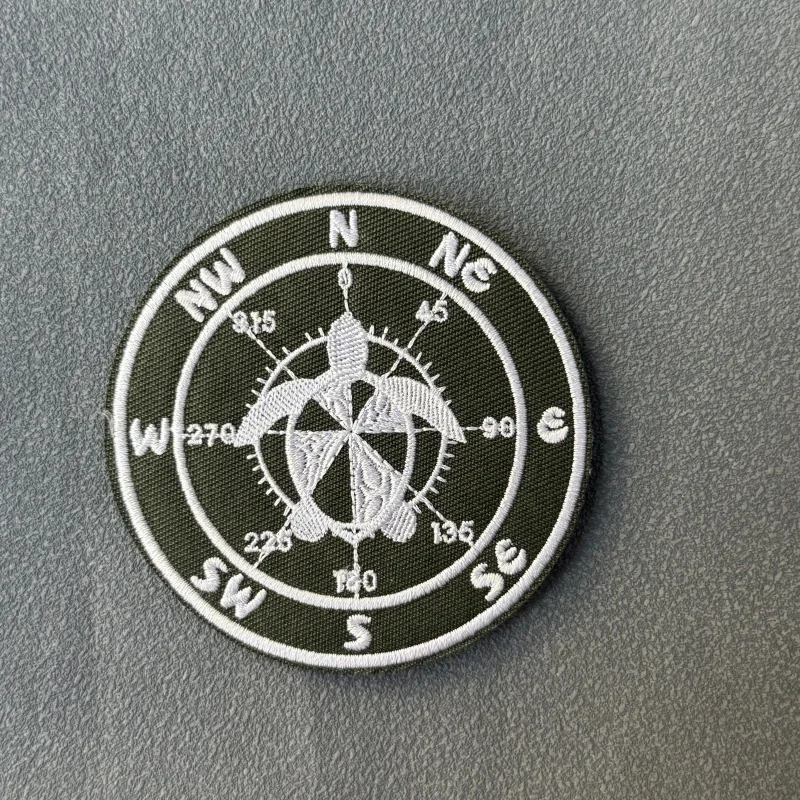 Parche con diseño de brújula bordado