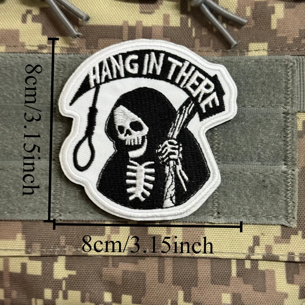 Parche táctico moral bordado Mano de Muerte Hang in There velcro - imagen 3