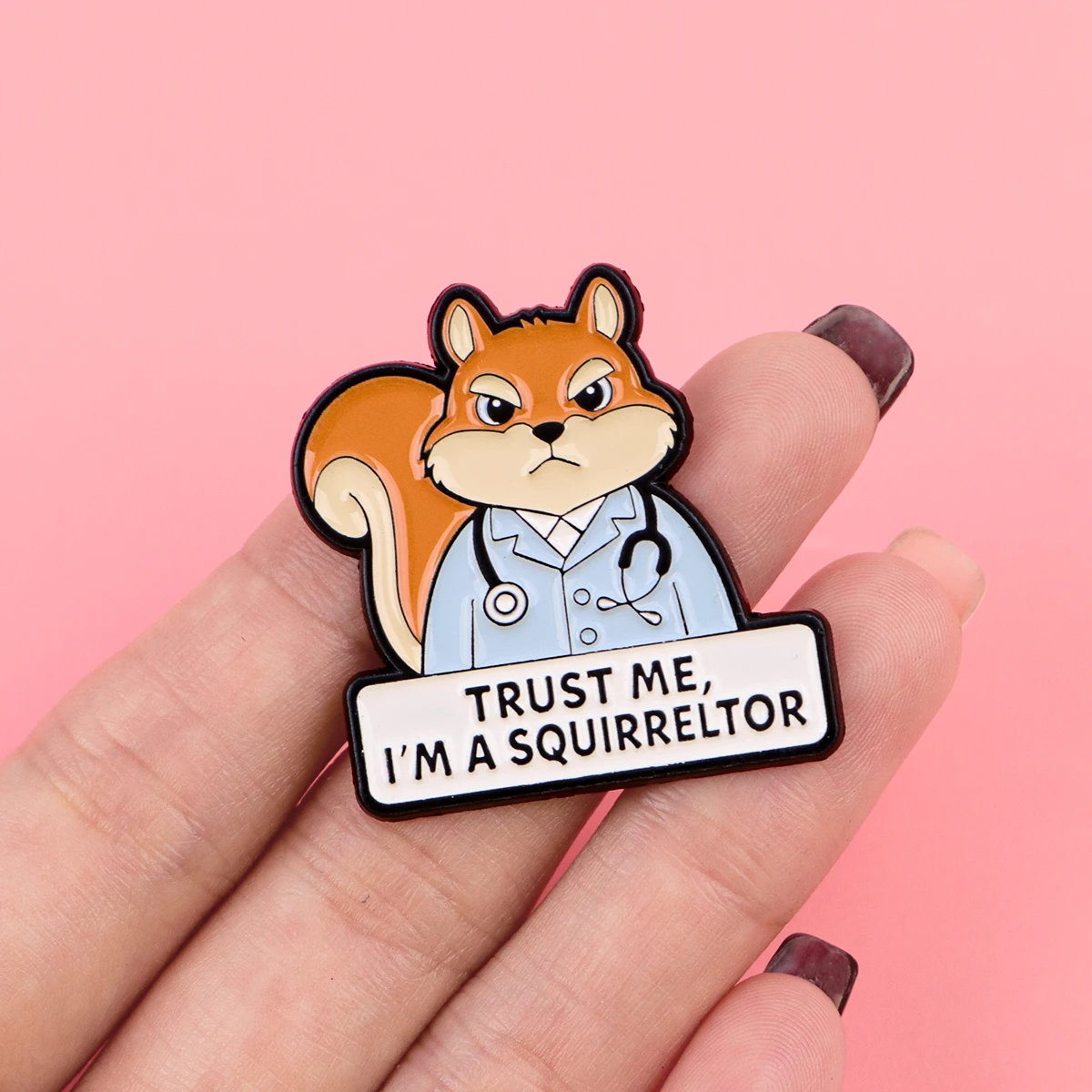 Pin metálico con acabado vistoso