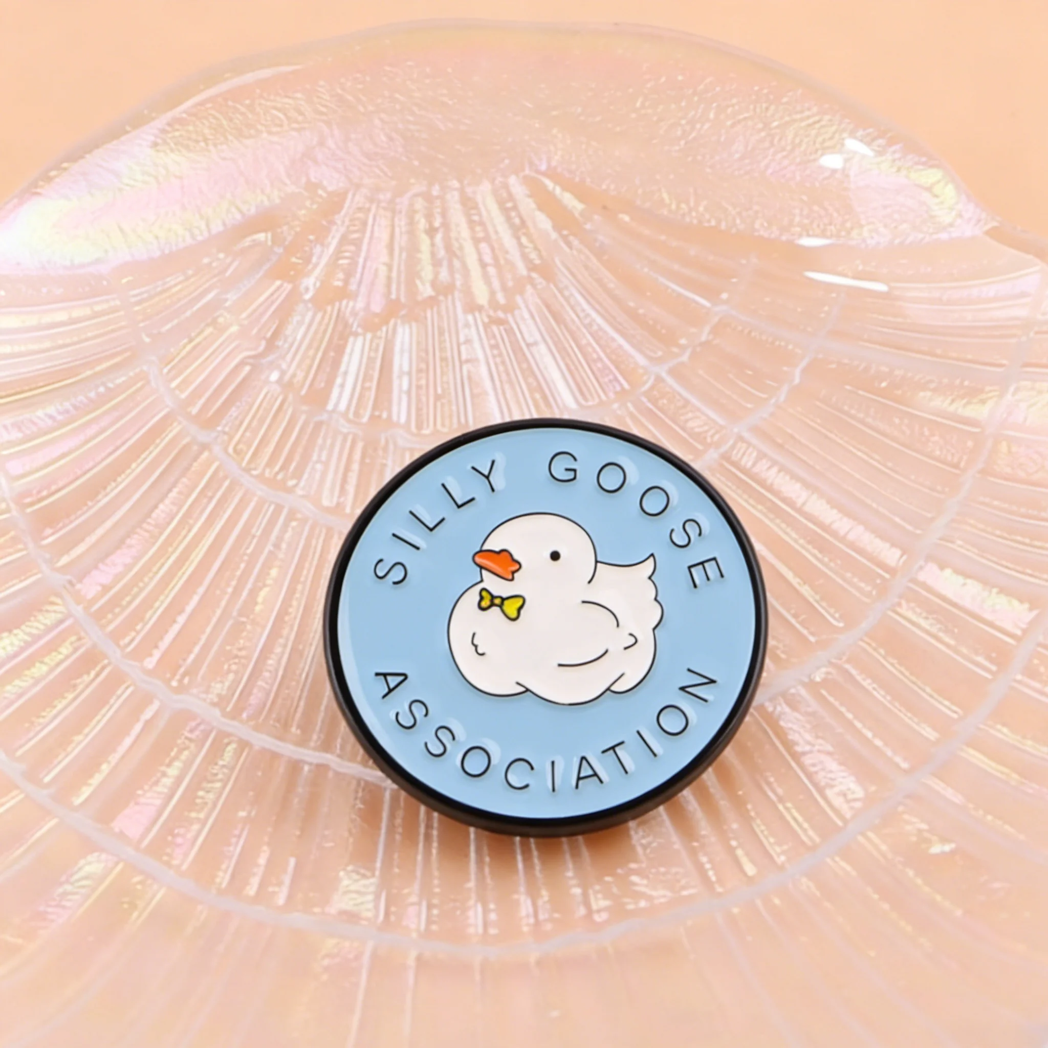 Pin de esmalte Silly Goose – broche metálico para mochila - imagen 2