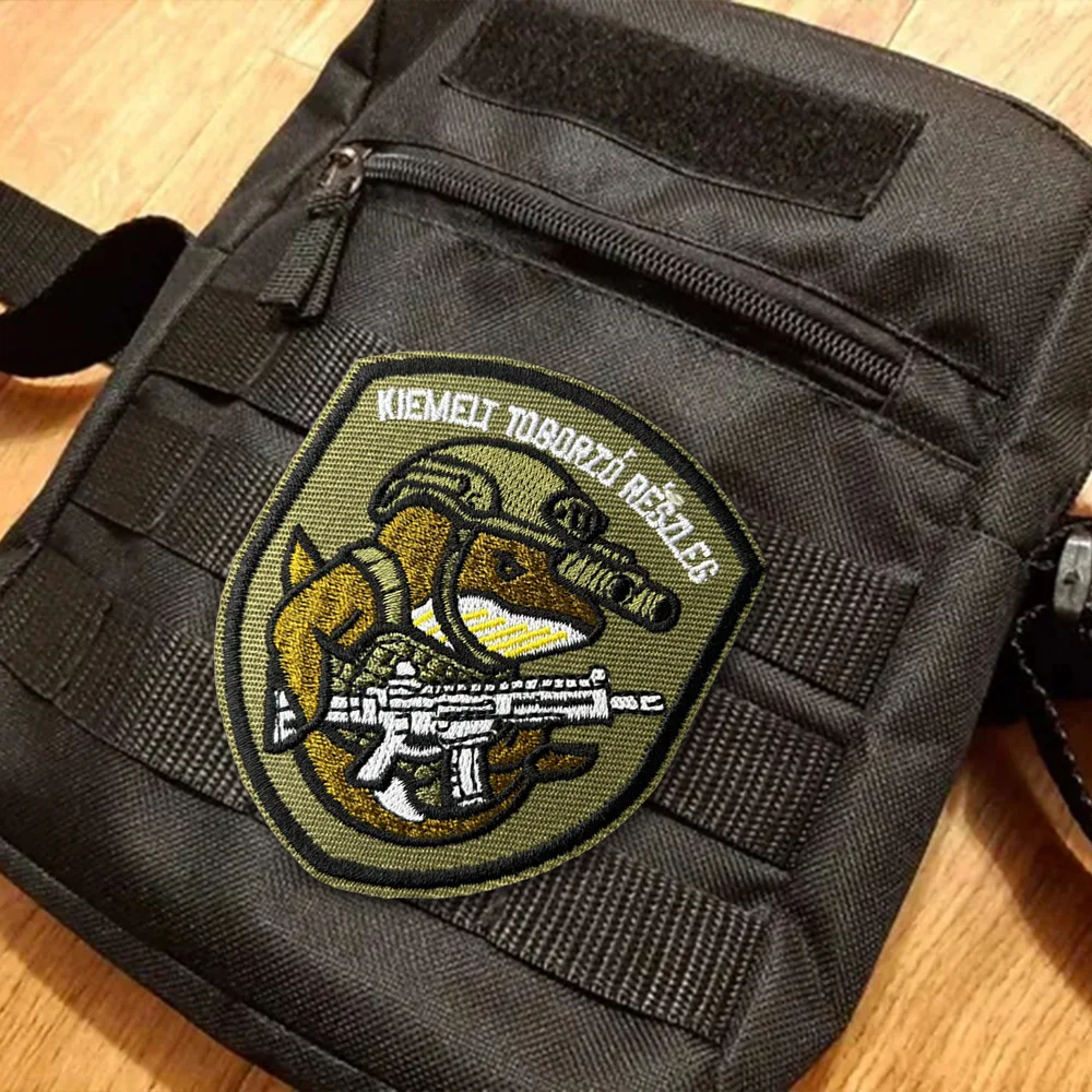 Parche táctico tiburón bordado – Velcro moral para chaleco - imagen 4