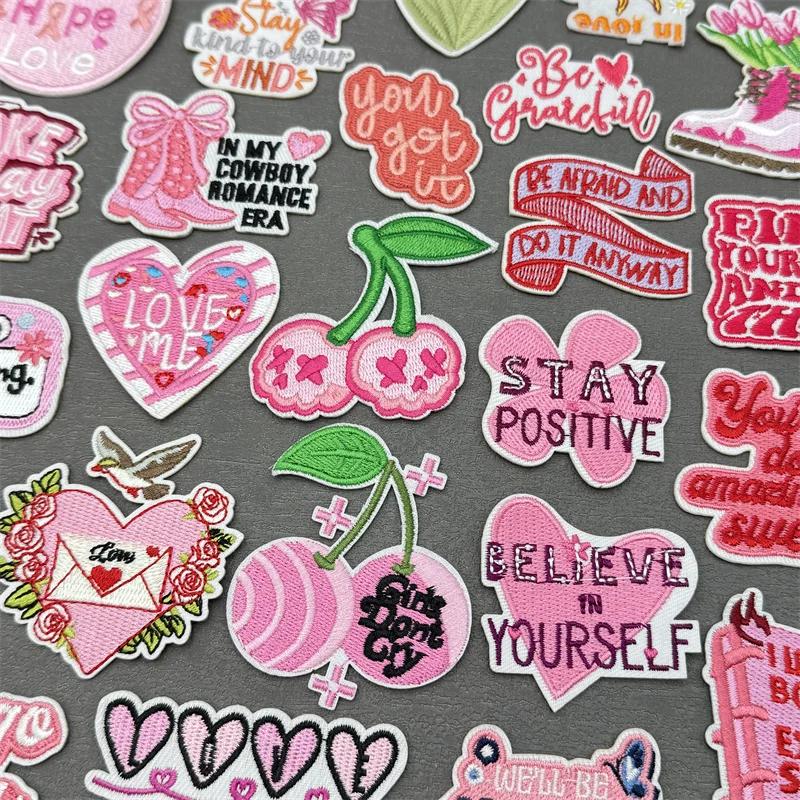 Parches de insignia bordado corazón rosa