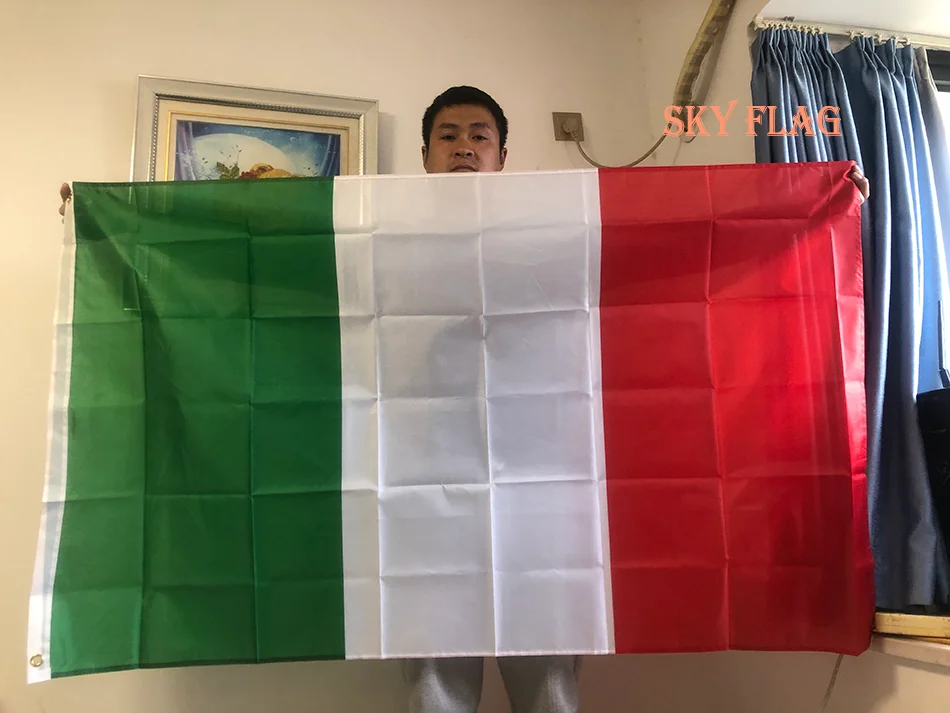 Bandera italiana ondeando en un mástil exterior