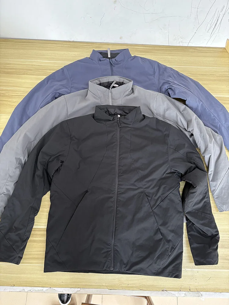 Detalle del tejido impermeable de la chaqueta hombre