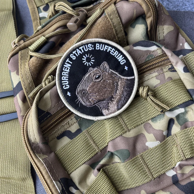 Parche táctico bordado capibara con velcro para mochila y brazalete - imagen 2