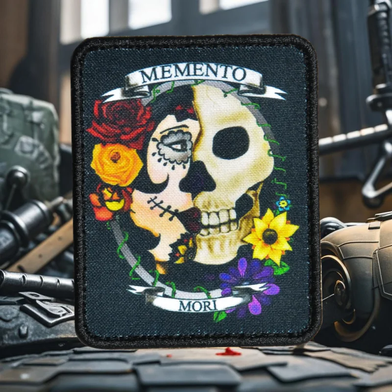 Parche visto de frente mostrando el diseño de calavera rosa