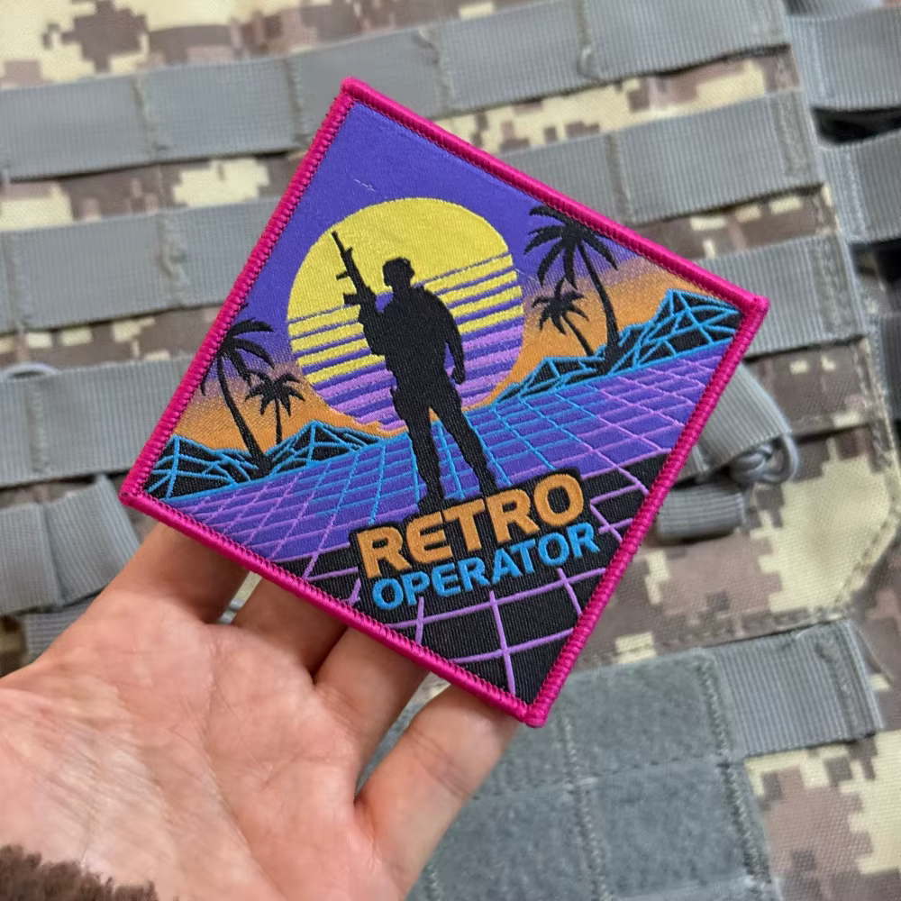 Parche táctico adhesivo synthwave neón con silueta soldado atardecer - imagen 4