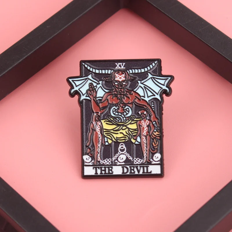 Broche infernal corona pentagrama brillante y cadenas serpentinas - imagen 3