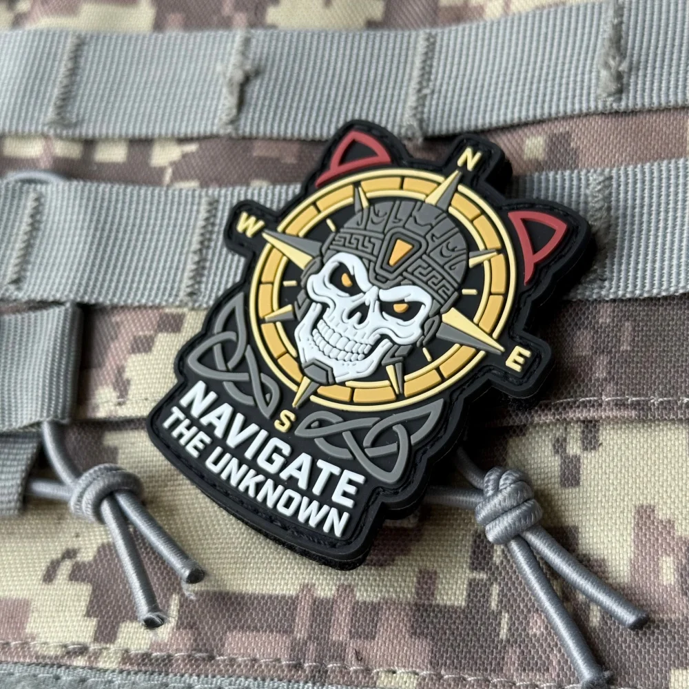 Parche táctico PVC vikingo brújula calavera – Compatible MOLLE - imagen 3