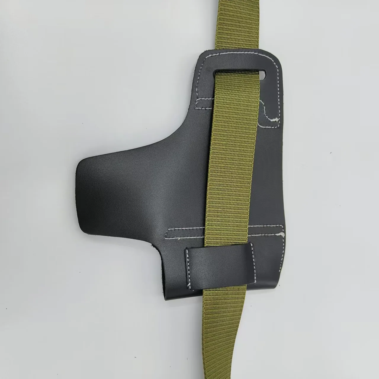 Funda en uso con cinturón táctico