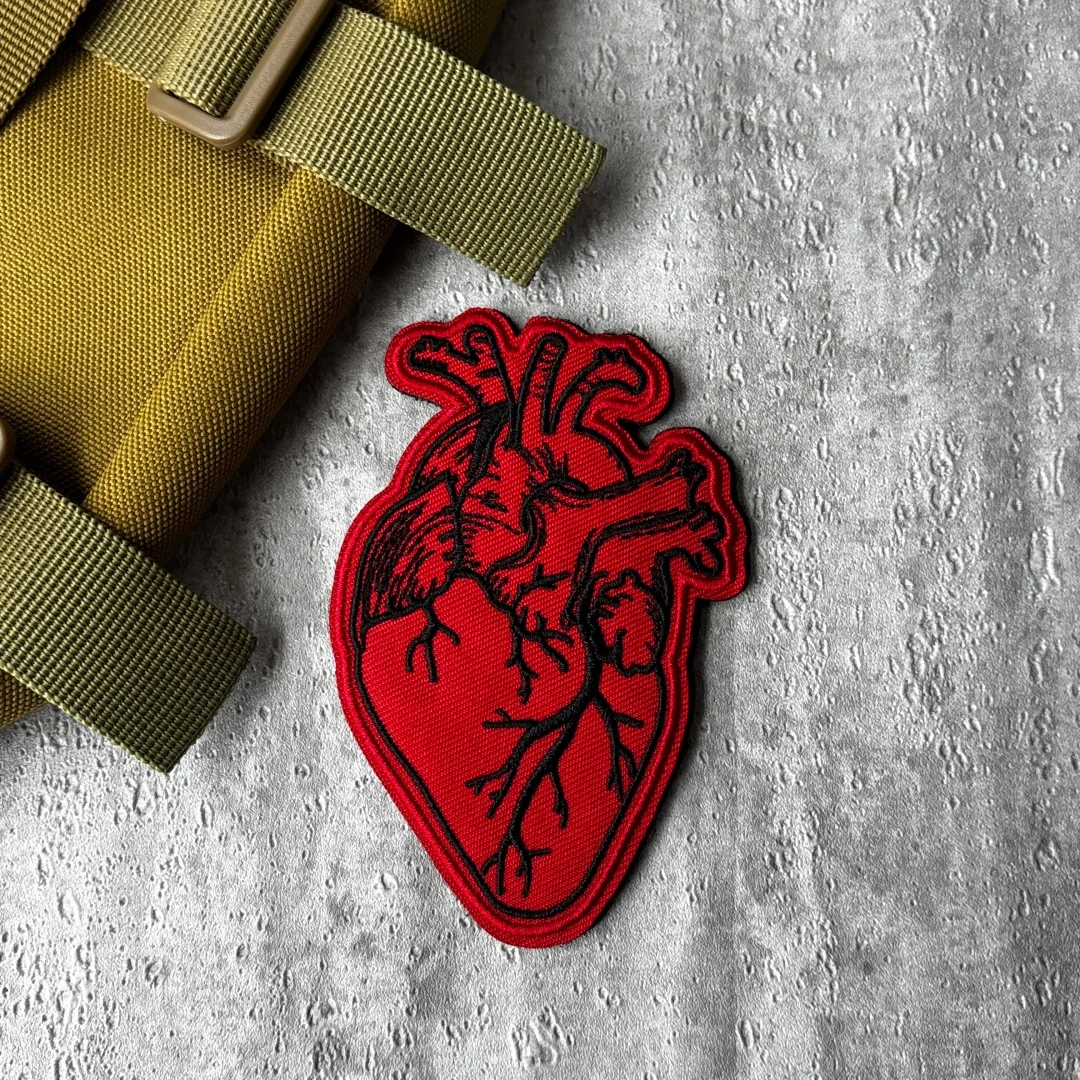 Parche táctico bordado corazón rojo anatómico con velcro
