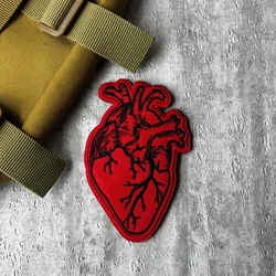 Parche táctico bordado corazón rojo anatómico con velcro