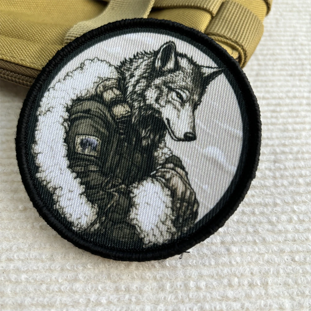 Parche moral lobo táctico con velcro para uniforme y equipo - imagen 3