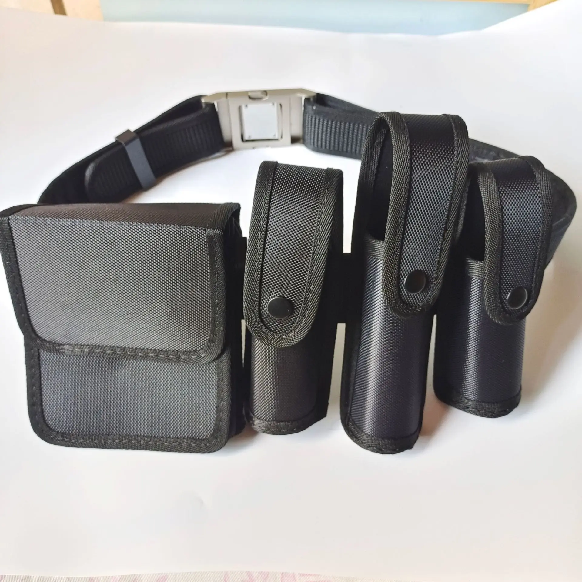 Cinturón táctico con bolsa y funda linterna exterior patrulla negra - imagen 3