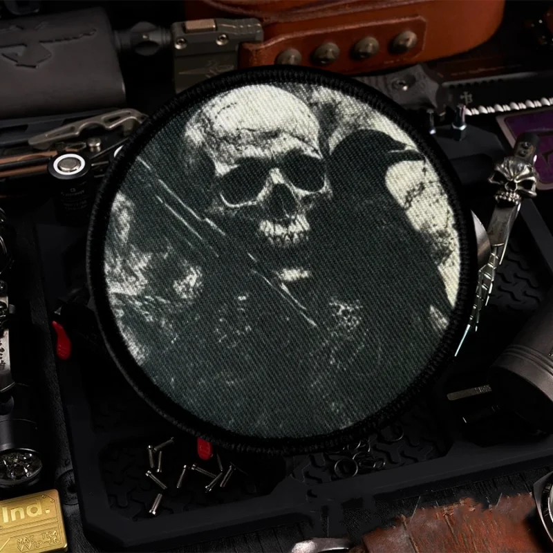 Parche moral táctico cuervo y calavera con velcro para mochila - imagen 2