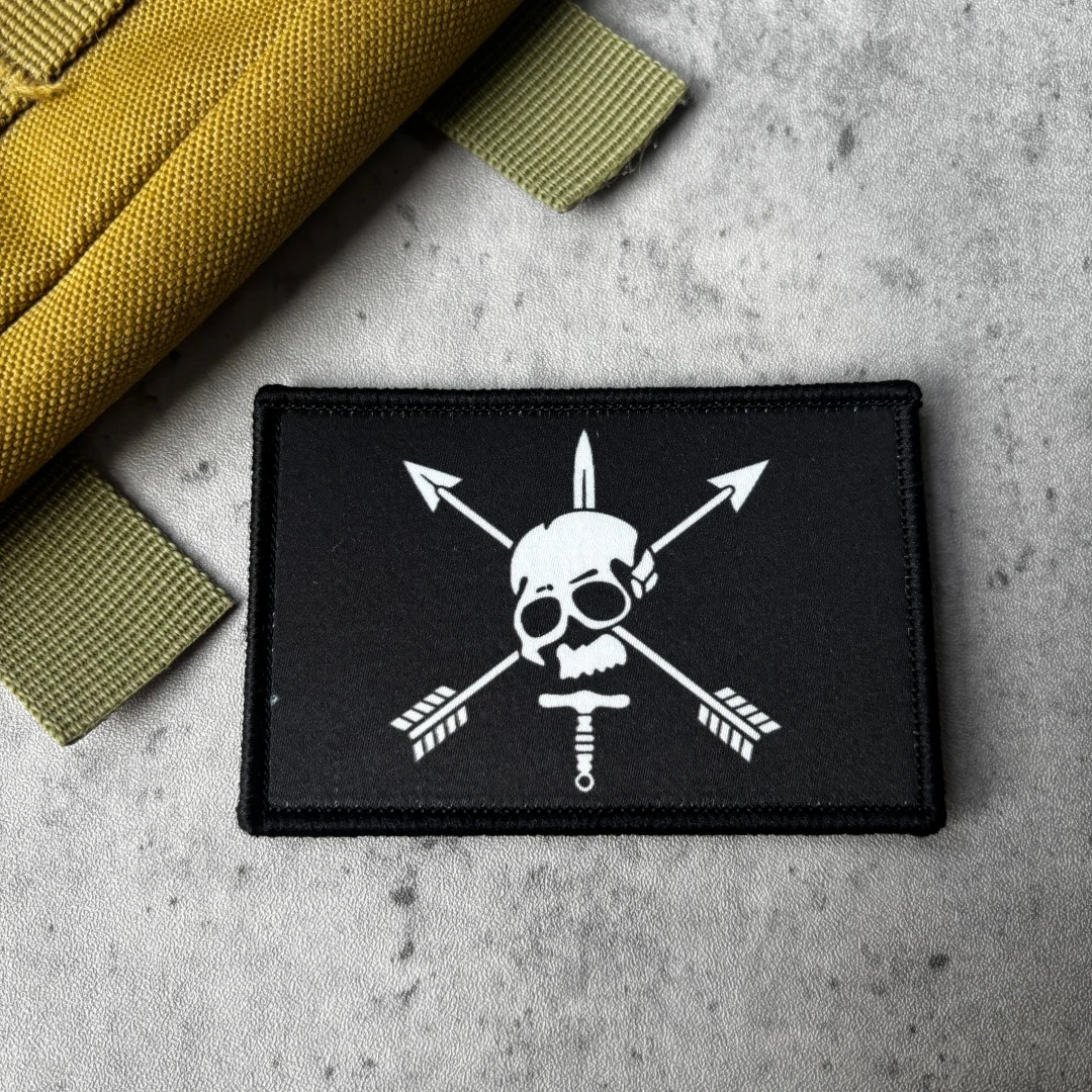 Parche táctico militar calavera y flechas cruzadas con velcro - imagen 3