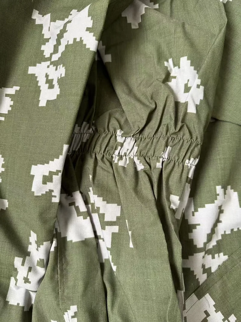 Chaqueta de exterior verde con flores blancas y conjunto deportivo
