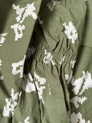 Chaqueta de exterior verde con flores blancas y conjunto deportivo