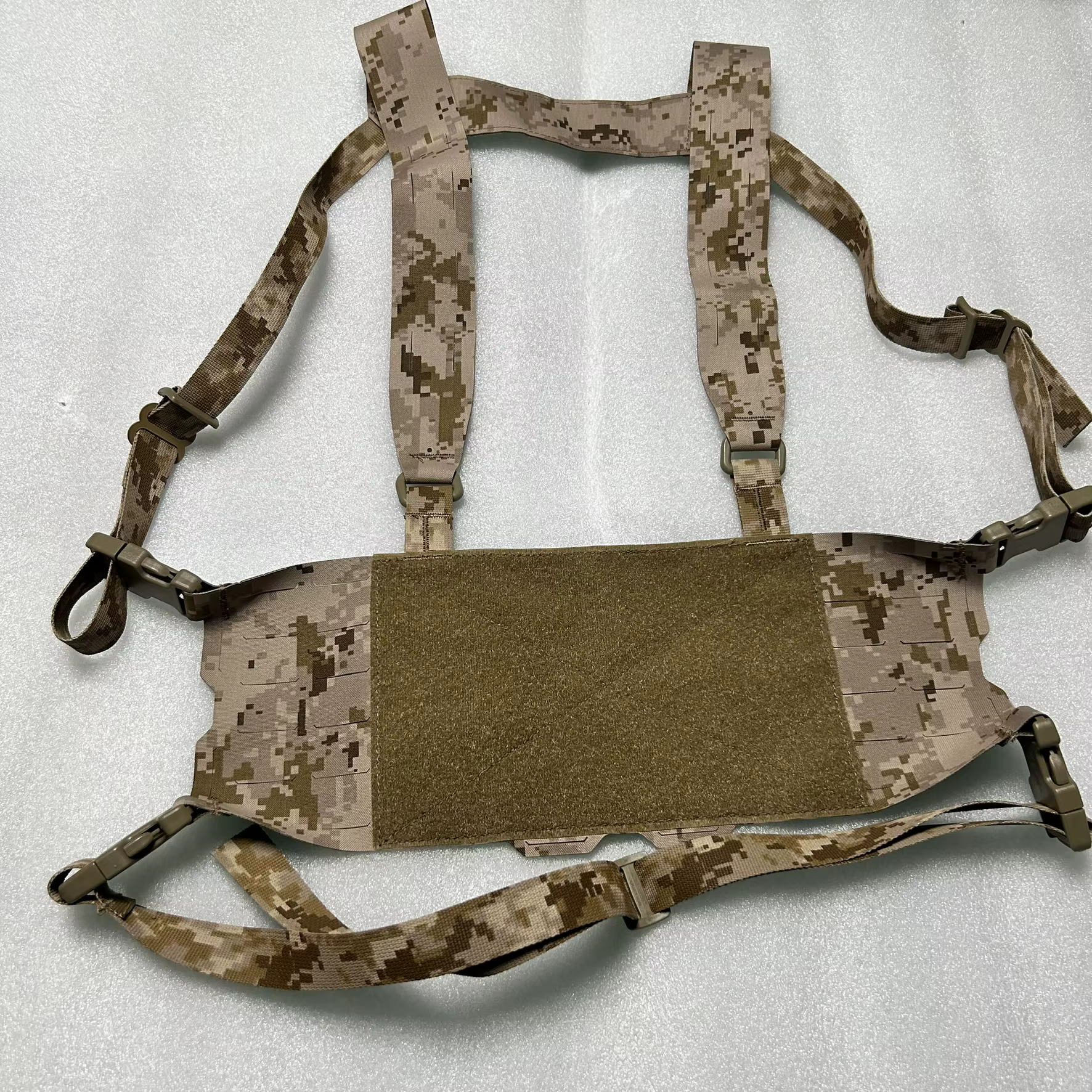 Chaleco táctico ultraligero MOLLE ajustable cortado láser camuflaje