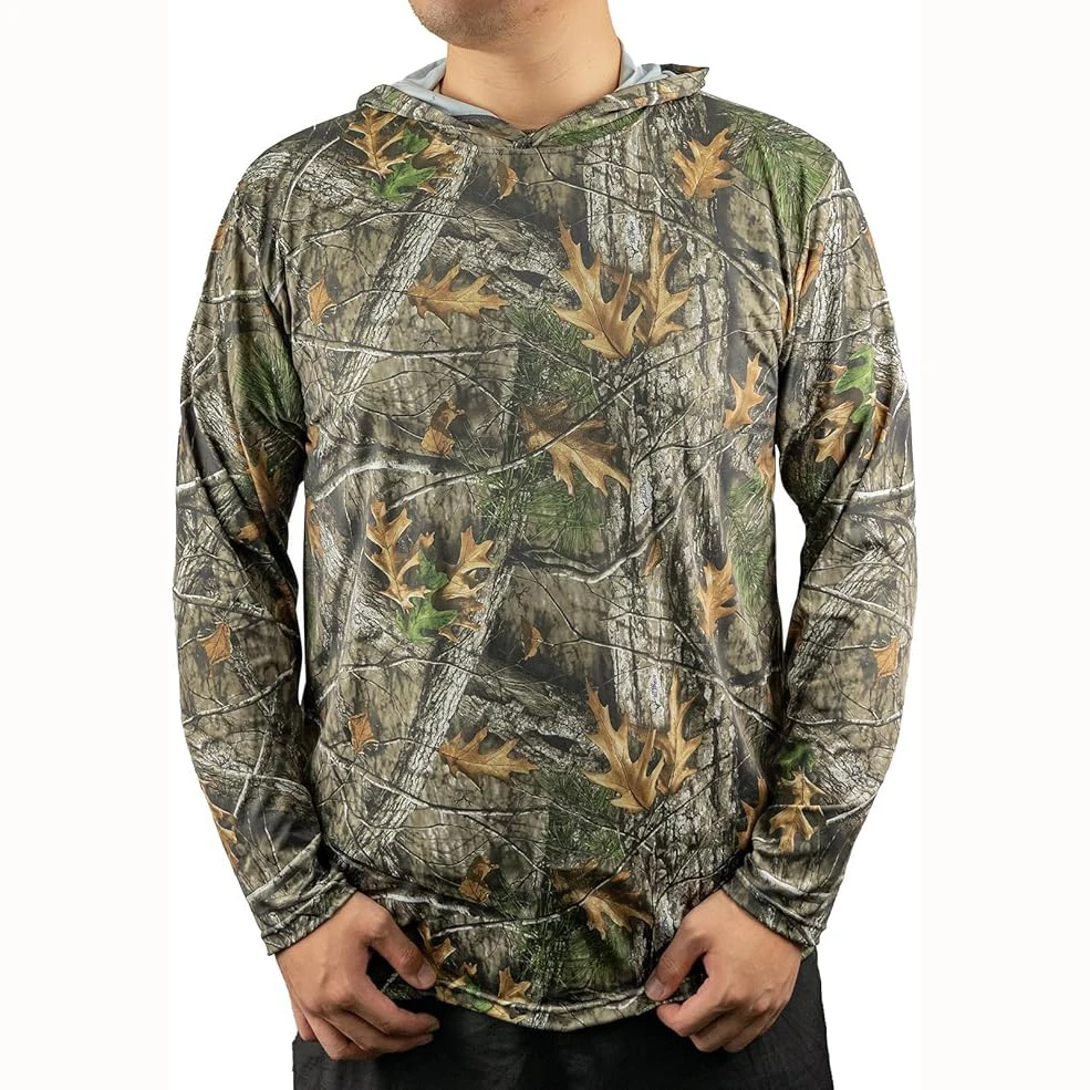 Detalle del estampado de árbol grande en la chaqueta de caza